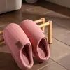 Zapatillas de algodón a rayas sencillas para uso en casa, nueva colección otoño/invierno 2026, con suela suave, forro de felpa y diseño antideslizante para mayor calidez y comodidad.