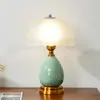 Luminária de mesa de cerâmica estilo americano e europeu, luminária de cabeceira de quarto, ornamento decorativo criativo retrô verde para casa, luminária de mesa de quarto