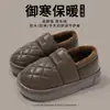 Sapatos de algodão impermeáveis para homens, adequados para uso externo no outono e inverno, disponíveis em tamanhos grandes, com solas grossas, características antiderrapantes e projetados para uso interno. Também disponíveis em modelos femininos, estes chinelos de algodão macios e quentes são perfeitos para usar em casa e são vendidos no atacado.