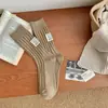 Calcetines de hilo grueso estilo japonés Harajuku para mujer, moda otoño e invierno, tela en el talón con logo, calcetines de longitud media a la pantorrilla, patrón vertical simple, color liso, calcetines de felpa
