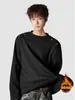 Camiseta elegante de manga larga de alta gama con hebillas metálicas de remaches para hombre, diseñada para el invierno, con un estilo urbano y base interior afelpada