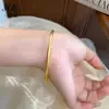 O mesmo estilo do bracelete anel liso banhado a ouro 3N tradicional da joalheria, um bracelete anel sólido, fechado e delicado para mulheres, um acessório versátil