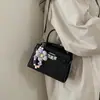 Bolsa de Mão Pequena Feminina para Sair, Nova Moda 2026 Versátil Bolsa Transversal, Bolsa Quadrada Pequena Elegante de Alta Qualidade, Bolsa Tote Pequena