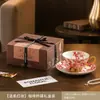 Conjunto de xícara e pires de café de alta qualidade e requintado em uma caixa de presente - um presente de casamento ou de inauguração de casa elegante e luxuoso