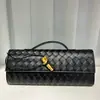 Bolso Nuevo Estilo de Cuero Trenzado con Acabado de Alta Gama, Bolso de Hombro de Nicho, Moderno y a la Moda, Bolso de Mano con Herrajes Dorados, Bolso Bandolera Tipo Baguette