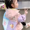Jaquetas Infantis Primavera e Outono 2025 Novo Estilo Roupas de Outono para Crianças Meninas Bebês Tops com Capuz Modernos Tendência