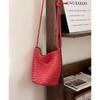 Capa Superior Cuero Vacuno Bolso Tejido Hecho a Mano 2025 Nuevo Estilo Vacacional Retro Ligero Bolso de Hombro Tipo Cubo Bolso Cruzado de Cuero Genuino para Mujer