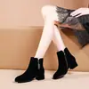Botas femininas de tornozelo com salto grosso e acabamento fosco moderno, coleção outono/inverno 2026, bico redondo, forradas com fleece, botas femininas estilo Martin, cano curto, salto alto
