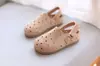 Sandálias Casuais Fechadas para Meninas 2026 Verão Novo Birkenstock-Style Macias Moda Tamancos para Uso Externo para Crianças Jovens e de Meia-Idade