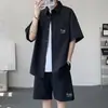 Conjunto de dos piezas de camisa de manga corta de moda estilo coreano y shorts, atuendo casual bordado de corte holgado para hombre, versátil para el verano