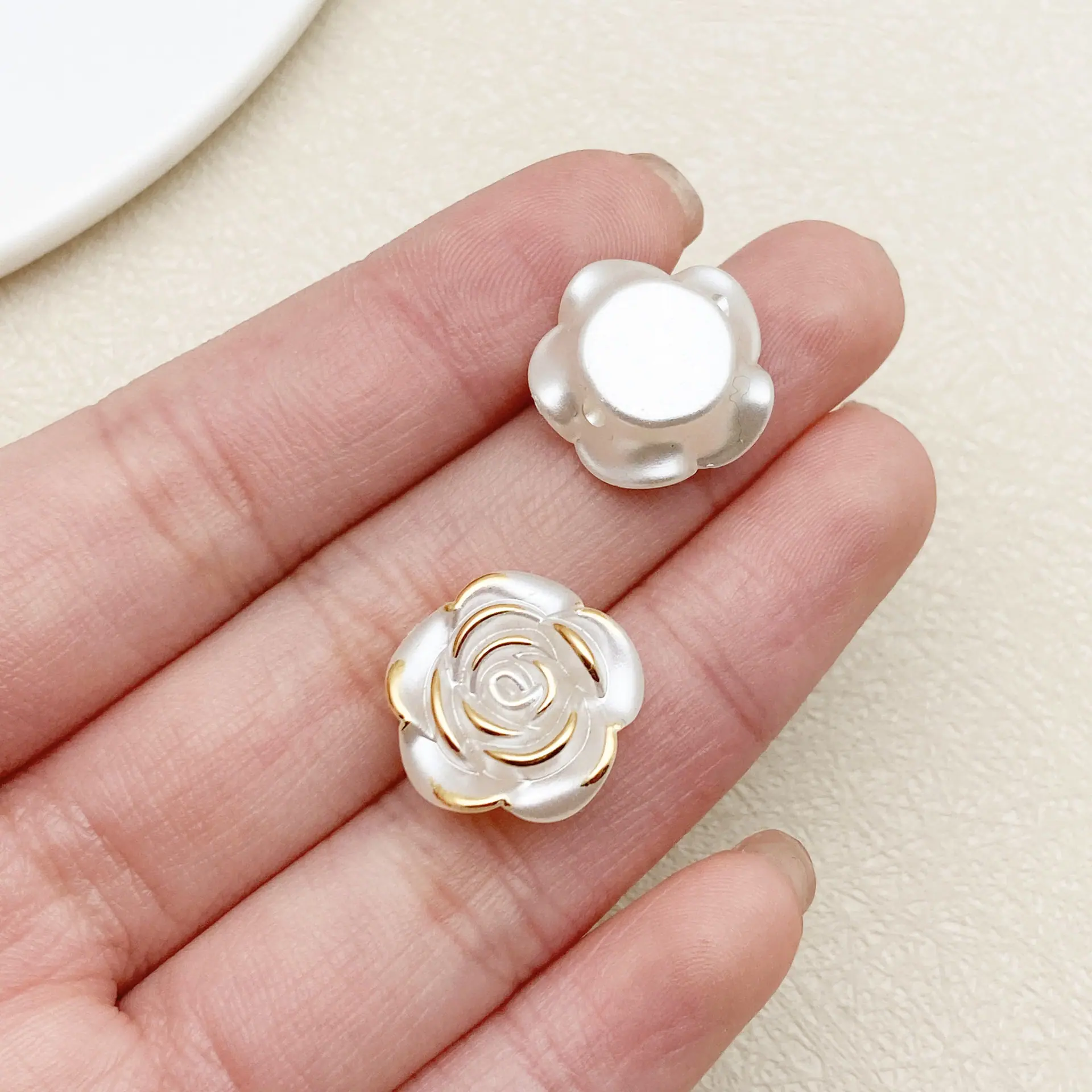 22133-SF-白色洒金亚克力中号横孔山茶花玫瑰花16x1