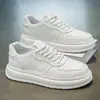 Nueva colección de verano y otoño 2026 para hombre: zapatillas blancas, zapatos atléticos casuales para hombre con parte superior de cuero, suela gruesa, diseño que aumenta la altura, transpirables y de caña baja