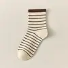 Meias listradas de comprimento médio para outono e inverno para mulheres, simples e versáteis, meias slouch de algodão penteado com alta elasticidade, meias esportivas para estudantes