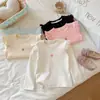Camiseta básica de manga longa estilo coreano para meninas, top básico para primavera e outono com mangas bufantes, camiseta fofa e estilosa com estampa de coração para meninas pequenas