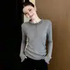 Roupas femininas de alta qualidade de Shenzhen Nanyou, blusa de malha básica elegante com gola de renda franzida de manga longa, top interno para o inverno