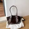 La popular bolsa grande de mujer de este año 2026 nueva elegante para otoño e invierno de un solo hombro debajo del brazo bolsa de mano plisada para ir al trabajo