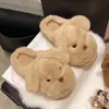 Chinelos fofos e populares com tema de cachorrinho para mulheres, perfeitos para usar ao ar livre na temporada outono/inverno de 2026, apresentando uma sola grossa, forro quente e design de bico fechado