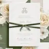 Conjunto de invitaciones de boda de alta gama y tendencia con logotipo personalizado en relieve sobre papel de algodón, conjunto de invitación de boda de tres piezas en papel