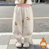 Calças de Inverno para Meninas Nova Moda Casual Bordado Forradas com Fleece Espessadas para Bebê Perna Larga Quentes Longas Calças de Moletom Infantis
