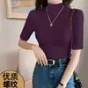 Camiseta Slim Fit com Gola Ligeiramente Alta e Mangas Três Quartos, Apresentando um Design Canelado Casual e Único para um Visual que Valoriza o Corpo, Adequada para Mulheres que Querem um Look Estiloso