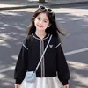 Tamanhos Médio e Grande para Meninas Primavera/Outono 2026 Estilo Jaqueta de Baseball Manga Longa Top com Senso de Design Saia de Renda Conjunto de Duas Peças Tendência
