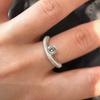 Anillo de punta de galaxia con destellos finos e incrustaciones de diamantes, con diseño de libro de equitación rojo, con diseño de explosión, estilo italiano de industria pesada, con diseño de cruz irregular para mujer.