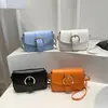 Bolsa Clipe de Couro Texturizado para Mulheres 2026 Verão Novo Estilo Moda para o Dia a Dia Design Simples Uma Alça Ombro Transversal Axila Pequena Quadrada