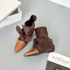 Botas da Moda Retrô Bico Fino Costuradas com Laço Botas Western Ocultas para Aumentar a Altura 2026 Novas Botas de Cano Curto Versáteis e Estilosas Femininas