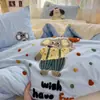Novo Conjunto de Quatro Peças Bordado Chenille Algodão Lavado Nuvem Super Macio Capa de Edredom Macia Amiga da Pele Conjunto de Três Peças para Dormitório Estudantil Venda por Atacado