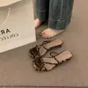 Chanclas con estampado de leopardo para mujer, calzado de verano para exteriores, nuevo estilo 2026, sandalias de dedo versátiles de suela blanda, chanclas planas de playa