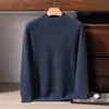 Suéter de cashmere espesso com textura de grão de milho, camada base casual masculina, malha com gola semi-alta, cor sólida bege elegante, em estoque