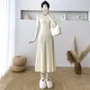 Combínalo con un vestido de punto ajustado para un look elegante y estilizado en otoño e invierno.. Este nuevo vestido suéter de longitud media es perfecto como capa interior debajo de un abrigo