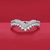 Anillo de Diamante en Forma de V con Corona de Lujo Ligero Estilo Ins para Mujer Diseño de Nicho Elegante Versátil Regalo de Cumpleaños para Novia Venta Directa de Fábrica