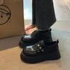 Sapatos de couro plataforma pretos estilo britânico para mulheres, nova coleção outono 2026, retrô e versáteis, que aumentam a altura, com um design metálico e elegante