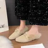Pantuflas peludas de exterior con hebilla metálica y punta cuadrada 2026 otoño e invierno nuevo estilo cálidas cómodas planas de suela plana cerradas de algodón