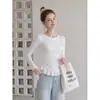 Top blanco estilo coreano con dobladillo irregular y empalme de cinta para mujer, nueva camiseta de manga larga ajustada para otoño, adecuada como capa base