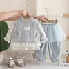 Estilo Coreano para Meninas Primavera e Outono Novidades Roupa de Bebê Menina Renda Floral Renda Top Colete Calça Jogger Conjunto de Três Peças Estiloso Tendência