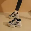 Zapatos planos de plataforma para aumentar la altura, nueva colección otoño 2026, zapatillas gruesas de cuero populares, zapatillas deportivas casuales para mujeres bajitas