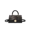 Bolsa de Mão Quadrada Pequena com Estampa de Leopardo Estilo Coreano para Revenda Bolsa Feminina 2025 Inverno Nova Moda Bolsa de Ombro com Costura Bolsa Transversal para o Dia a Dia
