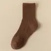 Calcetines Casuales de Color Sólido para Hombre Otoño/Invierno Absorbentes de Sudor de Media Pantorrilla Calcetines de Negocios Simples Transpirables Cómodos Versátiles de Moda para Estudiantes Color Café