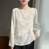 Blusa redonda com recorte floral tridimensional e textura transparente, modeladora e versátil, adequada para usar em camadas ou sozinha, perfeita para um look suave e elegante no trabalho
