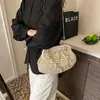 Bolsa de Palha Trançada para Mulheres 2026 Novo Estilo Bolsa de Mão Simples Bolsa de Praia Trançada Bolsa Transversal de Férias Bolsa Casual da Moda com Corrente