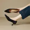 Salto Alto de Bico Fino para Mulheres 2025 Estilo Francês Salto Gatinho Preto Sapatos da Moda Slip-On Boca Rasa Sapatos Profissionais para Trabalho Sapatos de Couro