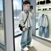 Jaqueta em camadas moderna para meninos, nova coleção primavera/outono 2026, conjunto de calça jeans de corte solto estilo coreano, look fashion