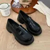 Sapatos Pequenos de Couro Estilo Preppy Menina Doce Outono/Inverno 2025 Novos Loafers Estilo Coreano de Solado Grosso Jk Sapatos Versáteis Pretos Atacado