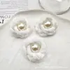 Nuevos pendientes DIY de perlas y camelia estilo Chanel de 3 cm con encaje, flores para zapatos y sombreros, pinzas para el cabello, accesorios florales al por mayor