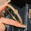Pulseira Cruz Redonda de Zircônia Banhada a Ouro Real 18K Estilo Coreano Pulseira da Moda Joias Levemente Luxuosas de Alta Qualidade para Mulheres Venda por Atacado