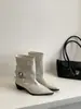 Botas de tornozelo da moda estilo francês com bico fino e salto grosso para mulheres, novo modelo primavera e outono 2025, botas de cano médio com fivela de cinto retrô