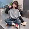 Camada Base Patchwork Estilosa para Meninas em Fleece Alemão Gola Redonda Novo Estilo Outono/Inverno para Crianças de Médio a Grande Porte Camada Interna Quente Tendência