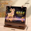 Calendário de Mesa Dobrável de Madeira 2027 Ano do Carneiro Estrela Auspiciosa do Carneiro Rio Estrelado Era Próspera China Calendário Mensal Flip-over Adicionar LOGOTIPO da Empresa
